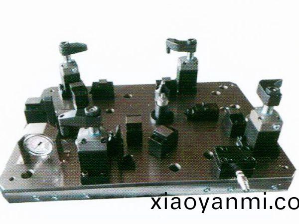 齒輪(lun)室罩蓋液壓(ya)裌具(ju)